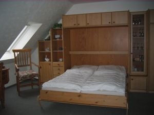 Schrankbett für 2 Personen im unteren Wohnbereich - Bild 4: Nordseeküste-Schillig, Appartmenthaus-Boje Wohnung 15