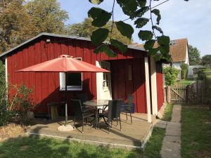 Entspannen Sie im komplett umzäunten Gartenbereich des Ferienhauses. - Bild 2: Ferienhaus "Anna" auf Rügen zwischen den Ostseebädern Binz und Sellin