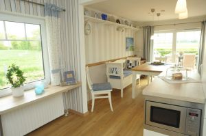gemütlicher Esstisch und Küchenbank bieten viel Platz zum Essen, Klönen, Spielen oder Basteln. - Bild 7: mitten in d. Natur, modern,ruhiges Haus für 6 Pers. rollstuhlgerecht