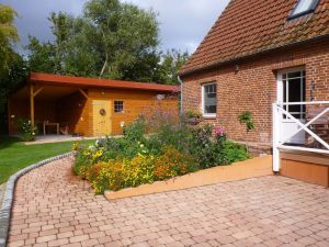 überdachte Sitzecke im Hintergrund links - Bild 4: mitten in d. Natur, modern,ruhiges Haus für 6 Pers. rollstuhlgerecht