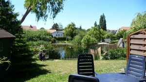 direrkter Zugang vom Wohnraum auf die Terrasse und blick in den Garten - Bild 6: Steuerbord-Haus strandnaher Hundeurlaub im ruhig gelegenen Ferienhaus