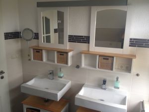 Duschen Sie sich den Ostseesand ab.
Doppelwaschbecken, große Dusche. - Bild 13: 4-Sterne Ferienhaus "Ostseetraum" in Zudar auf Rügen, bis zu 9 Personen