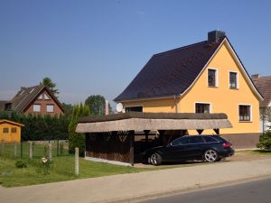 Das Auto wohnt unter Reet. - Bild 1: 4-Sterne Ferienhaus "Ostseetraum" in Zudar auf Rügen, bis zu 9 Personen