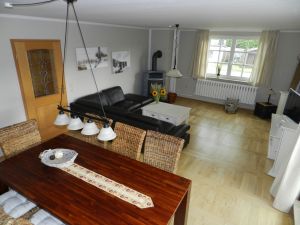 Kuscheliges Feuer im Kamin, HD -Flachbildschirm mit Blueray DVD, Ledercouchlümmeln ist angesagt. - Bild 4: 4-Sterne Ferienhaus "Ostseetraum" in Zudar auf Rügen, bis zu 9 Personen
