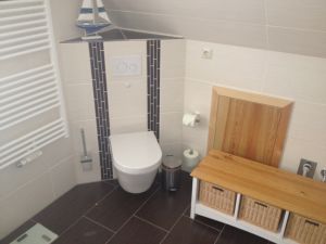 Fön, Kosmetikspiegel, entspannen Sie sich. - Bild 14: 4-Sterne Ferienhaus "Ostseetraum" in Zudar auf Rügen, bis zu 9 Personen
