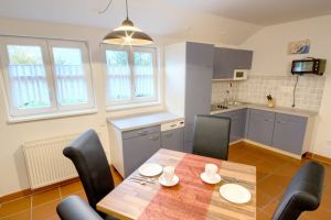 Der Blick zur Küche. - Bild 4: B49 Urlaub auf Rügen mit dem Ostseestrand fast vor der Haustür, 2 SZ