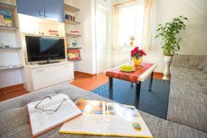 Der Blick ins Wohnzimmer. - Bild 2: B49 Urlaub auf Rügen mit dem Ostseestrand fast vor der Haustür, 2 SZ