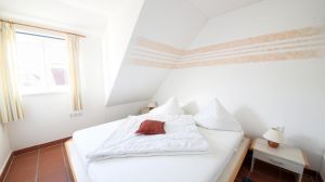 Der Blick in ein Schlafzimmer. - Bild 5: B49 Urlaub auf Rügen mit dem Ostseestrand fast vor der Haustür, 2 SZ