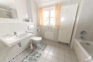 Der Blick ins Bad. - Bild 7: B49 Urlaub auf Rügen mit dem Ostseestrand fast vor der Haustür, 2 SZ