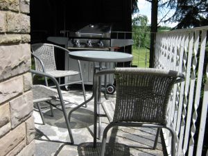 Balkon mit Tischen, Stühlen und modernem Gasgrill - Bild 12: Ferienwohnung EifelNatur 3 - gemütliche Dachgeschosswohnung mit Balkon