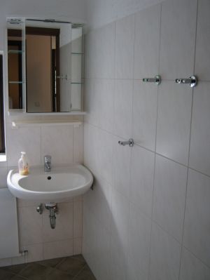 Das kleine Badezimmer mit Zugang vom Schlafzimmer Nr. 3 - Bild 10: Ferienwohnung EifelNatur 3 - gemütliche Dachgeschosswohnung mit Balkon