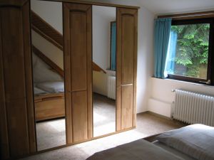 Das Schlafzimmer hat einen großen Kleiderschrank und einen tollen Ausblick in die Natur. - Bild 7: Ferienwohnung EifelNatur 3 - gemütliche Dachgeschosswohnung mit Balkon