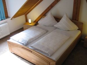 Mit Doppelbett. - Bild 6: Ferienwohnung EifelNatur 3 - gemütliche Dachgeschosswohnung mit Balkon