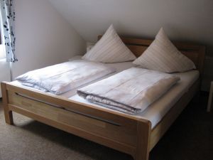 Mit Doppelbett. - Bild 8: Ferienwohnung EifelNatur 3 - gemütliche Dachgeschosswohnung mit Balkon