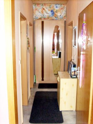 Flur mit Garderobe und Kleiderschrank. - Bild 13: Ferienwohnung BAUER Thale / Harz