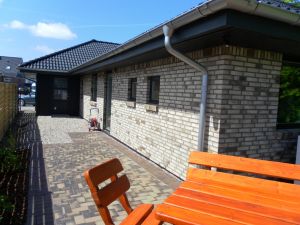 Sie möchten Ihren Hund duschen? Hier gibt es einen Außenwasserhahn mit bereitgestelltem Wasserschlauch. - Bild 21: Ferienhaus Windrose Fehmarn OT Puttgarden