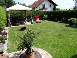 eingezäunter Garten - Bild 6: Ferienwohnung Feenhaus Erholung u. Entspannung im Hunsrück mit Hund