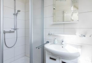 Badezimmer im OG - Bild 14: Haus Jana in Hooksiel, traumhafte Lage, neu renoviert, Garten umzäunt