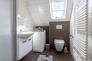 Neues Badezimmer im OG mit Dusche und Waschmaschine - Bild 13: Haus Jana in Hooksiel, traumhafte Lage, neu renoviert, Garten umzäunt