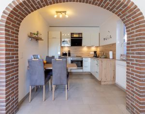 Durchgang zur offenen neuen, komplett ausggestatteten Küche - Bild 8: Haus Jana in Hooksiel, traumhafte Lage, neu renoviert, Garten umzäunt