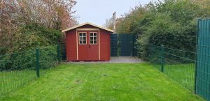 Der Garten ist komplett eingezäunt. - Bild 1: Haus Jade an der Nordsee, traumhafte Lage, neu renoviert, Garten umzäunt