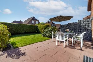 Terrasse mit komplett eingezäuntem Garten zur Südseite - Bild 3: Haus Jana in Hooksiel, traumhafte Lage, neu renoviert, Garten umzäunt