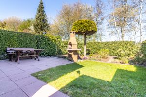 Durch diesen Garten gelangen Sie zur Eingangstür - Bild 2: Haus Jana in Hooksiel, traumhafte Lage, neu renoviert, Garten umzäunt