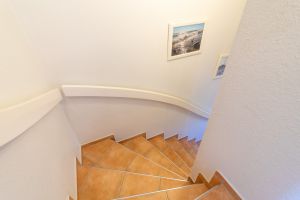 Geflieste, feste Treppe ins Obergeschoss - Bild 10: Haus Jana in Hooksiel, traumhafte Lage, neu renoviert, Garten umzäunt