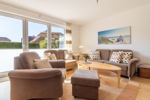 Großes Wohnzimmer mit bodentiefen Fenstern - Bild 6: Haus Jana in Hooksiel, traumhafte Lage, neu renoviert, Garten umzäunt