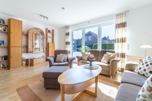 Wohnzimmer mit viel Licht - Bild 7: Haus Jana in Hooksiel, traumhafte Lage, neu renoviert, Garten umzäunt