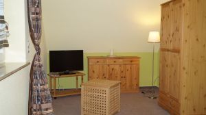 Schlafzimmer mit Fersehecke - Bild 14: Ferienhaus Kiek In mit Sauna und Kamin an der Ostsee in Prerow