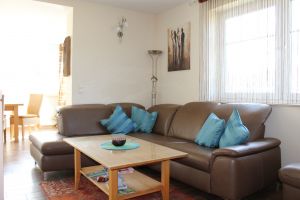 Sitzgruppe - Ledersofa - Bild 6: Ferienhaus Kiek In mit Sauna und Kamin an der Ostsee in Prerow