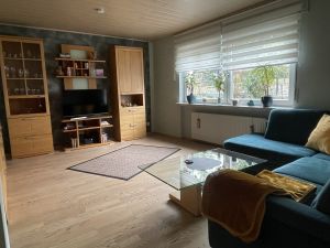 Unser Wohnzimmer wurde im November 2023 neu tapeziert. Die Couch wurde im Dezember 2023 gekauft.
Der Boden ist Echtholzparkett, die Schränke aus Massivholz. - Bild 11: Tolles vier Sterne und vier Pfoten Ferienhaus im Hunsrück, Hunde willkommen