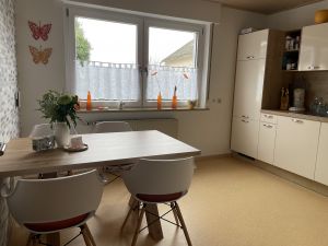 In dieser vollausgestatteten Küche fehlt es an nichts. Der Esstisch und die Stühle wurden im Februar 2024 neu gekauft. - Bild 7: Tolles vier Sterne und vier Pfoten Ferienhaus im Hunsrück, Hunde willkommen