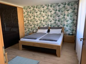 Im Dezember 2020 neu tapeziert, großer Kleiderschrank und Kommode. - Bild 13: Tolles vier Sterne und vier Pfoten Ferienhaus im Hunsrück, Hunde willkommen