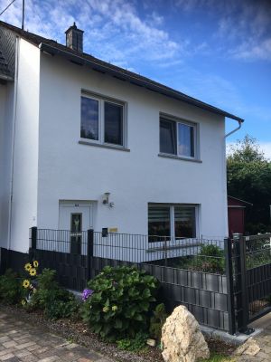 Unser liebevoll eingerichtetes Ferienhaus Erika im ruhigen Ortskern von Argenthal mit großem Garten und komplett eingezäunt. - Bild 1: Tolles vier Sterne und vier Pfoten Ferienhaus im Hunsrück, Hunde willkommen