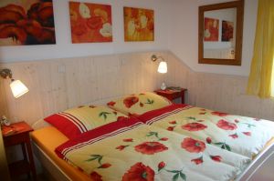 Hier grüßt Sie das "Mohn"-Zimmer:
bestehend aus 1 Doppelbett (2m x 2m) mit Bettschubladen, 1 geräumiger Kleiderschrank, 2 Nachttischchen. - Bild 13: Idyll. Ferienhaus EifelNest & uneinsehb. Sonnenterrasse mit Fernblick