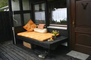 Auf dem EifelNest Sonnenpodest genießt man herrlich den 1. Morgen-Café, ein ungestörtes "Sonnenbad", Relaxen nach ausgedehnten Ausflügen, das "Abend-Bierchen" oder den unglaublichen Sternenhimmel ... - Bild 4: Idyll. Ferienhaus EifelNest & uneinsehb. Sonnenterrasse mit Fernblick