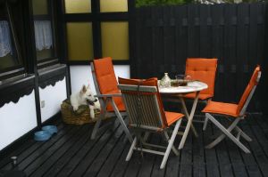 Unter freiem Himmel lässt sich hier herrlich "frühstücken", "Café & Kuchen" genießen und beim Abendessen mit Fernblick die erlebten Ausflüge noch einmal "Revue passieren" lassen. - Bild 5: Idyll. Ferienhaus EifelNest & uneinsehb. Sonnenterrasse mit Fernblick