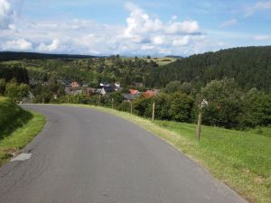 Dieser Weg schlängelt sich idyllisch vom Ortsteil Ahrdorf hoch zum Ferienhaus, vorbei an Weiden mit Eseln, Pferden, Rindern und Hühnern. - Bild 2: Idyll. Ferienhaus EifelNest & uneinsehb. Sonnenterrasse mit Fernblick