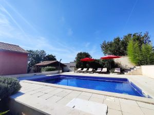 Bild 1: Ferienhaus Sabina mit zwei Ferienwohnungen und Pool