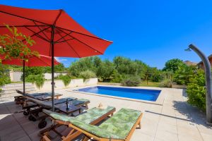 Bild 1: Ferienhaus Sabina mit zwei Ferienwohnungen und Pool