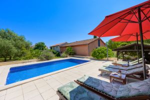 Bild 2: Ferienhaus Sabina mit zwei Ferienwohnungen und Pool