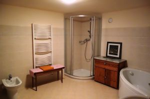 Bad mit allem was die Reinlichkeit begehrt - Bild 10: Ferienhaus Cá Árbul (Valle Cannobina in Italien/Lago Maggiore)