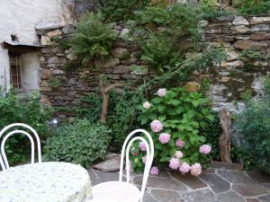 Wer lieber draussen sein Frühstück geniessen möchte, kann das auf der Gartenterrasse tun - Bild 14: Ferienhaus Cá Árbul (Valle Cannobina in Italien/Lago Maggiore)