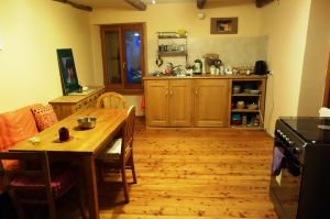 Die kleinere Küche, mit Gasherd und Kühlschrank - Bild 7: Ferienhaus Cá Árbul (Valle Cannobina in Italien/Lago Maggiore)