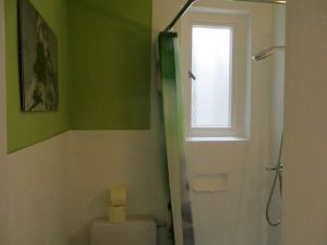 Das Bad ist mit Dusche & WC und mit Fenster zum Lüften. Auch ganz frisch renoviert. - Bild 14: FEWO am FLuss m. Bergblick & Balkon & Wiese, W-LAN, 2 Bäder, 2 Hunde gratis