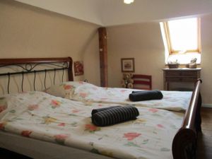 Das Turmzimmer ist ebenfalls renoviert und mit einem weiterem Doppelbett & TV sowie WLAN. - Bild 13: FEWO am FLuss m. Bergblick & Balkon & Wiese, W-LAN, 2 Bäder, 2 Hunde gratis