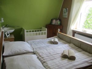 Dieses Schlafzimmer hat noch eine zusätzliche Waschmöglichkeit. - Bild 9: FEWO am FLuss m. Bergblick & Balkon & Wiese, W-LAN, 2 Bäder, 2 Hunde gratis