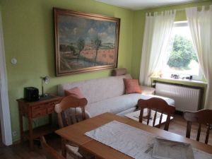 Das Wohnzimmer ist ausgestattet mit Einbauküche & großen Ausziehtisch. - Bild 6: FEWO am FLuss m. Bergblick & Balkon & Wiese, W-LAN, 2 Bäder, 2 Hunde gratis